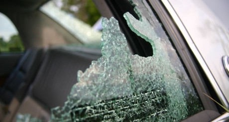 una ventana de auto rota